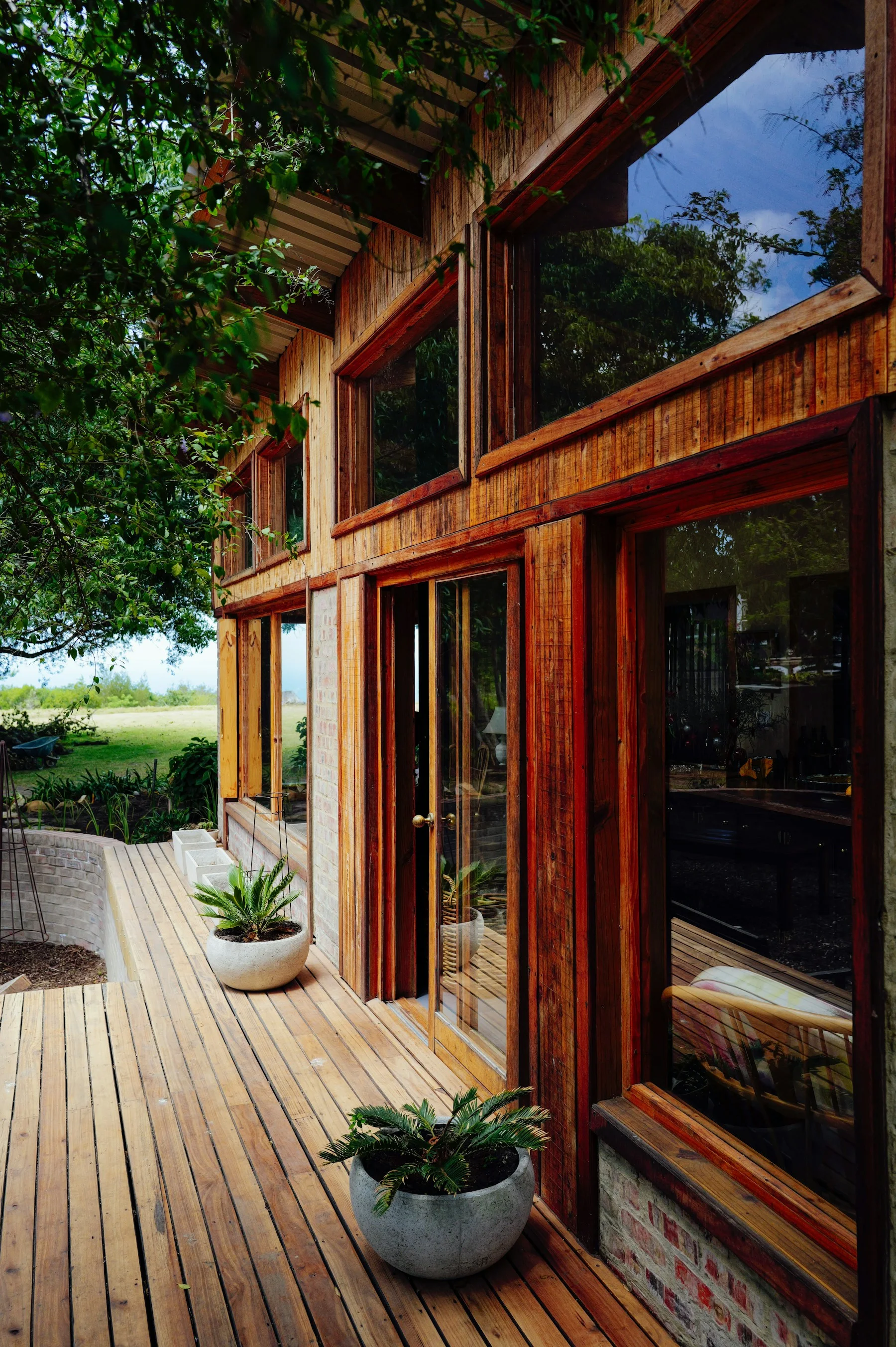 Architektonická inspirace: dřevěný dům s prosklenou fasádou a terasou v zeleni